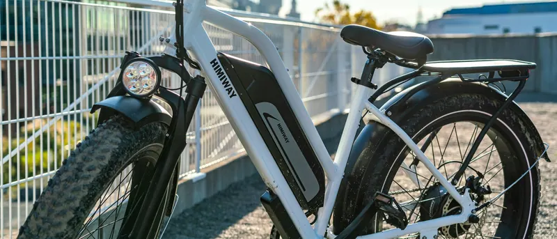 Weisses E-Bike mit Rahmenakku an einem Geländer