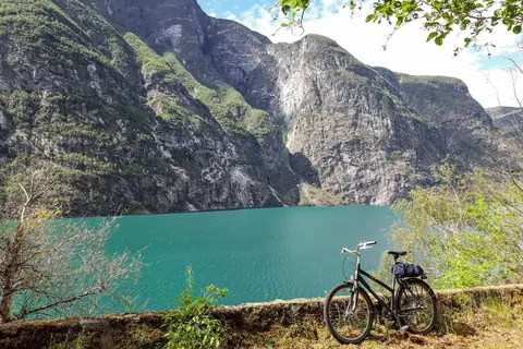 Mountainbike am Ufer eines türkisfarbenen Bergsees