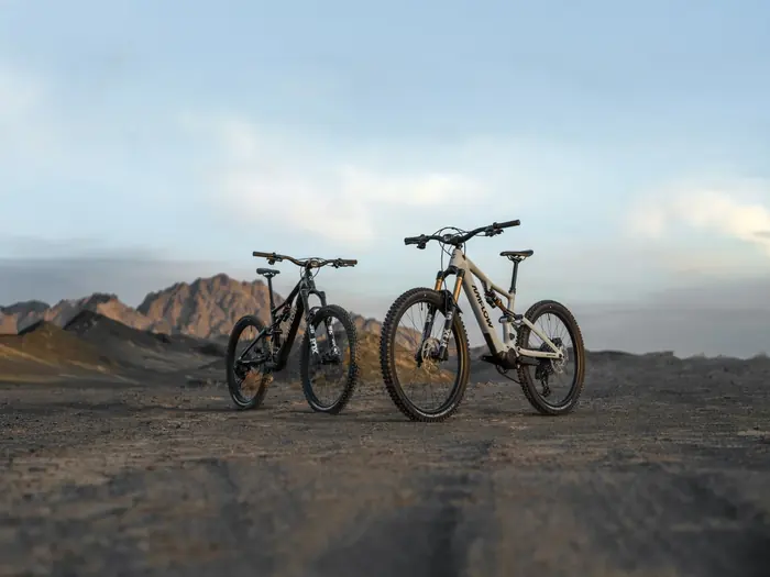 Zwei Amflow E-Mountainbikes mit DJI Avinox Antrieb in alpiner Berglandschaft