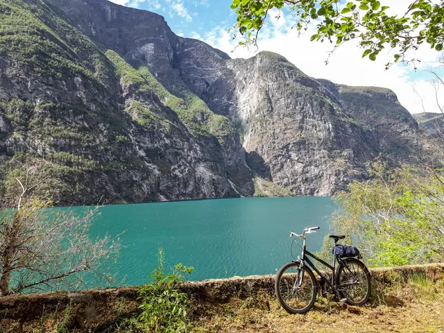 Schwarzes Velo mit Carbon-Rahmen vor dunklem Hintergrund – Von Drais Markenwelt bei Ramsauer Radsport St. Gallen