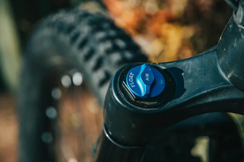 Nahaufnahme eines Mountainbike-Dämpfers und Reifenprofils