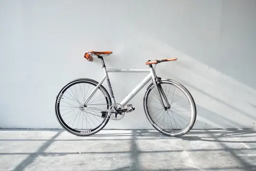 Velo im hellen Studio mit Streiflicht — Bikefitting und Sitzposition