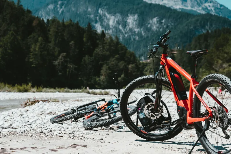 City-Velo mit orangen Felgen vor weisser Wand — urbane Mobilität in St. Gallen