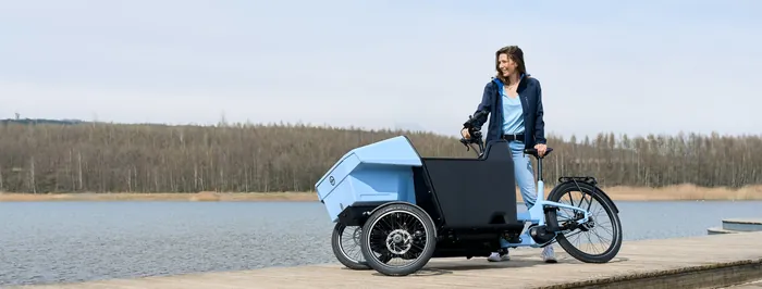 Frau mit dem dreirädrigen HNF CD2 auf einem Steg am See