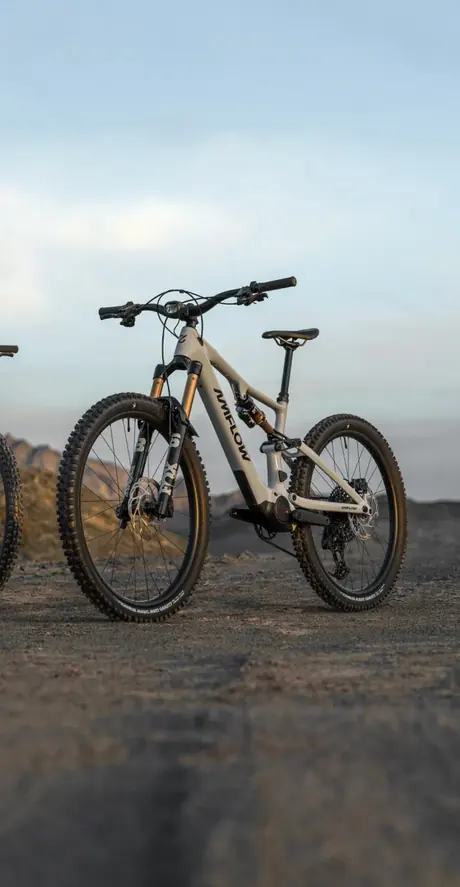 Amflow-E-Mountainbike auf Fels, Hochformat