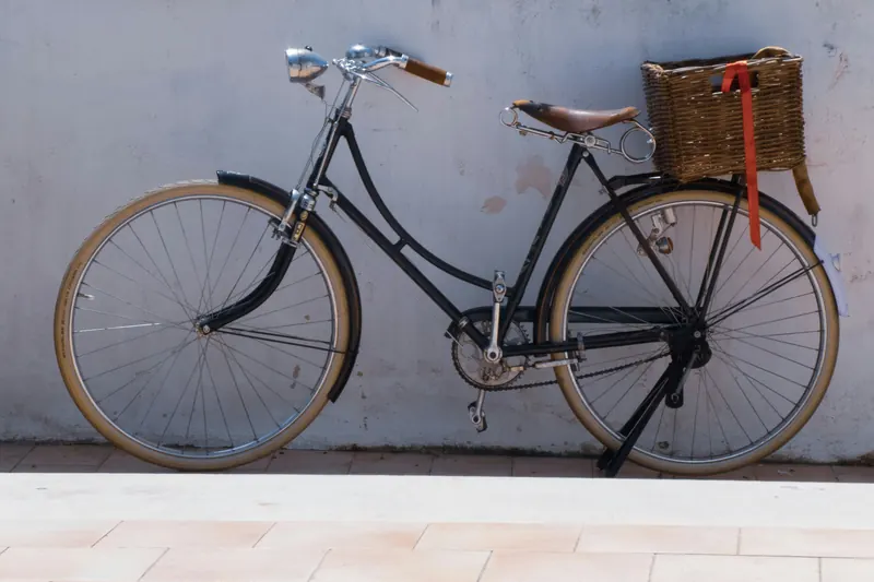 Urbanes Velo mit Ledersattel vor dunkler Wand – Symbolbild für Alltags- und Tourenvelos bei Ramsauer Radsport