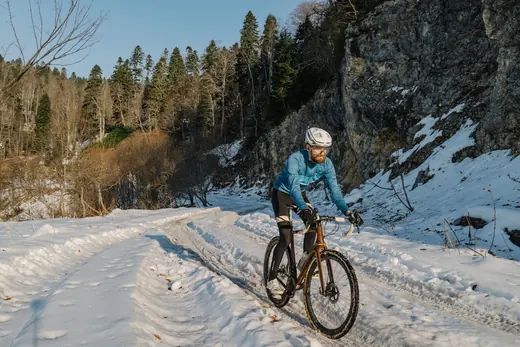 Velofahrer auf verschneitem Weg — E-Bike im Winter