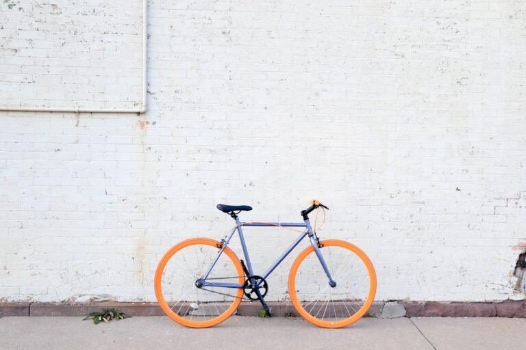 City-Velo an heller Hauswand — Pedelec im Alltag